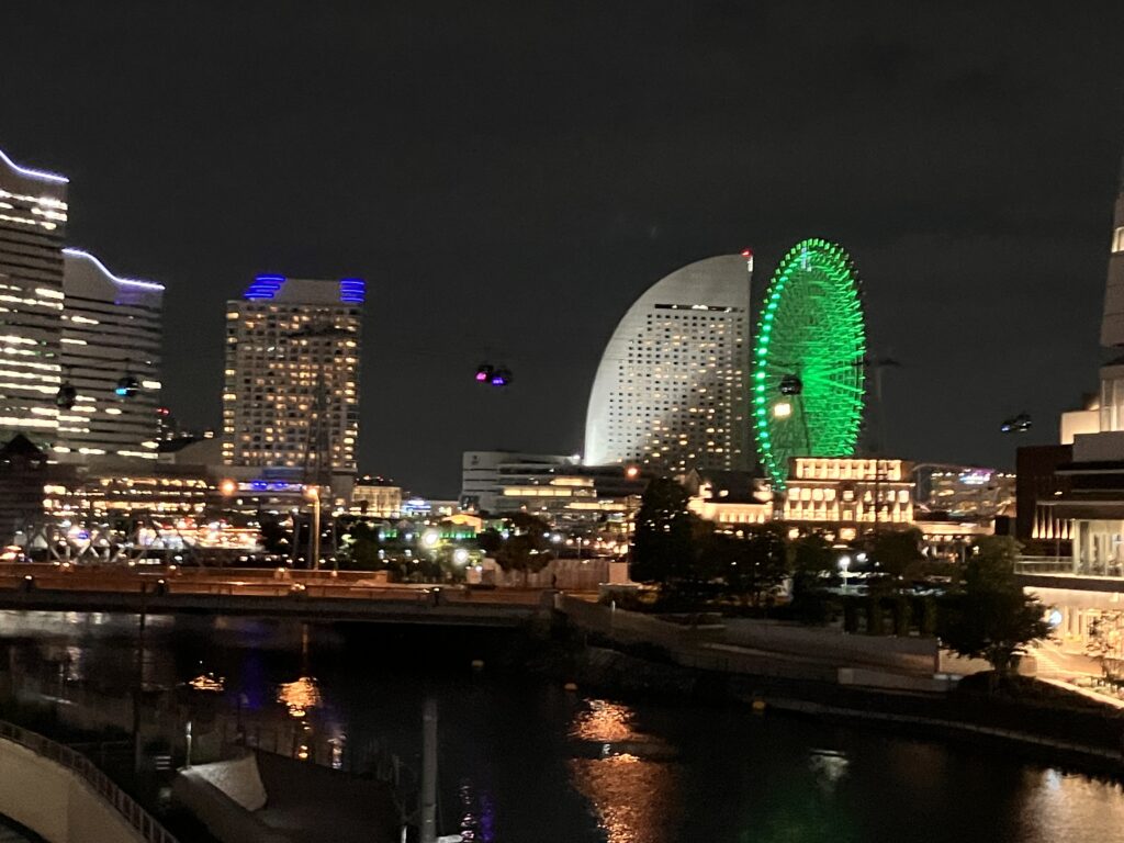 みなとみらいの夜景とライトアップされた観覧車