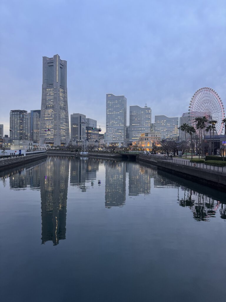 みなとみらいのビル群と水面反射の風景