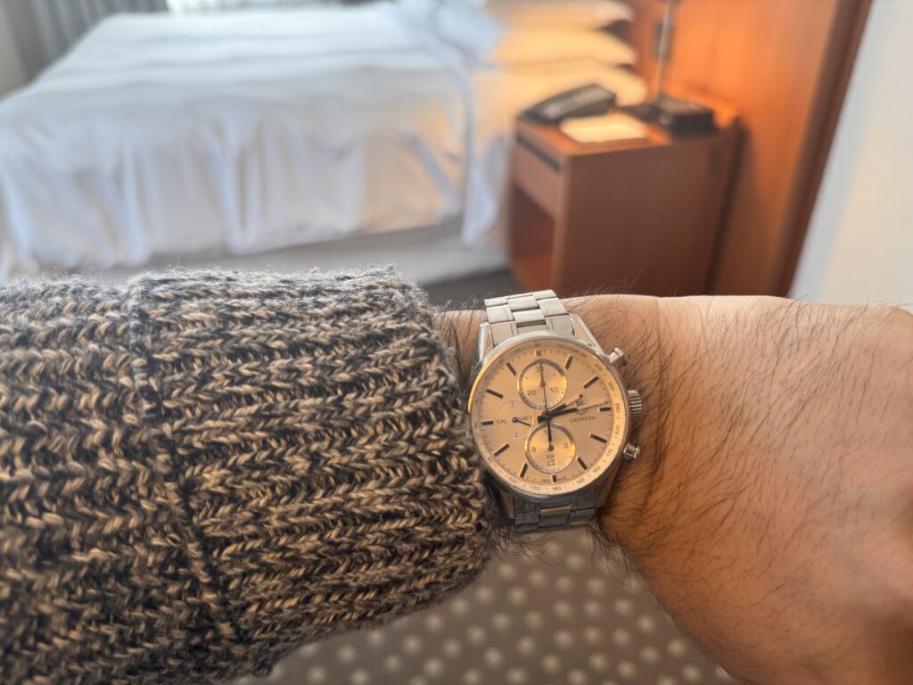 タグホイヤー カレラ クロノグラフ キャリバー1887 着用写真　ホテル