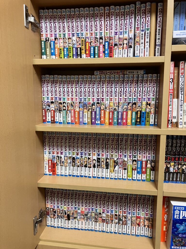 大量の漫画が並ぶ本棚　長年蓄積されたモノの象徴