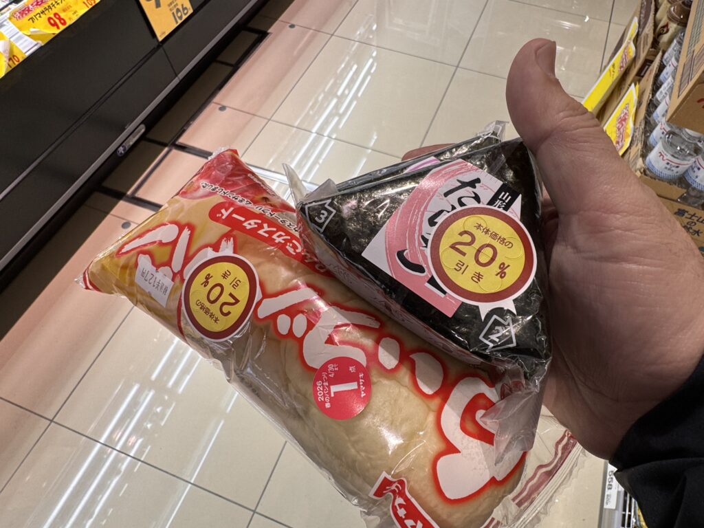 みなとみらいのスーパーで割引シールが貼られたパンとおにぎり節約した日常の買い物