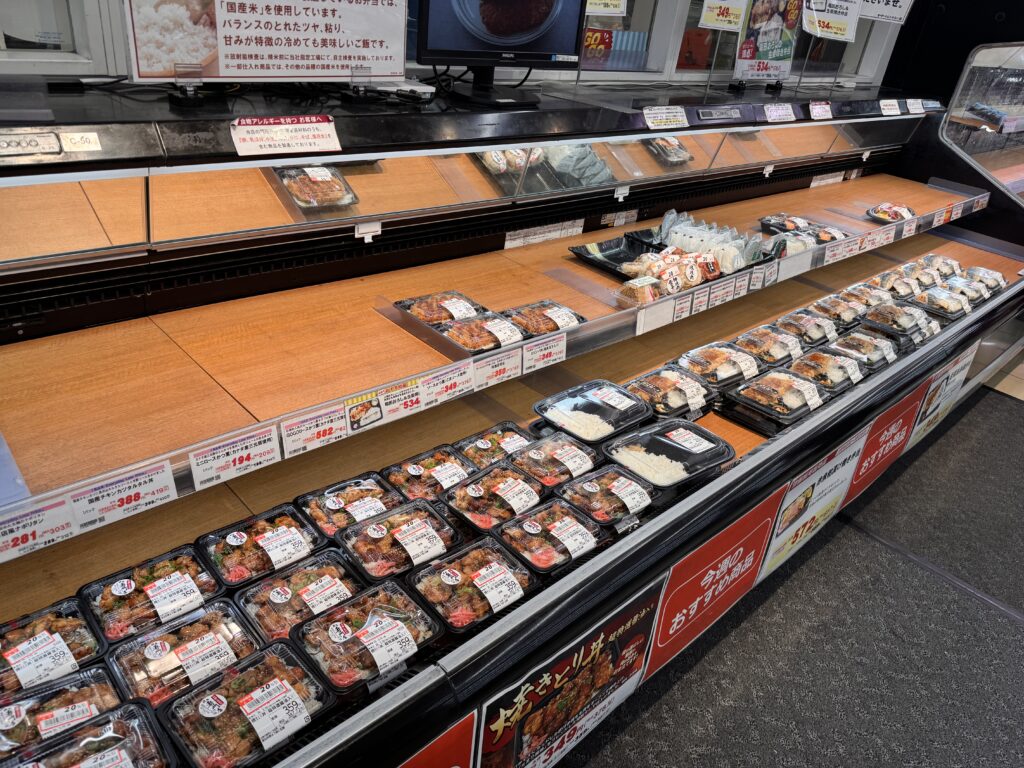 みなとみらいのスーパーの惣菜コーナー割引シール付き弁当