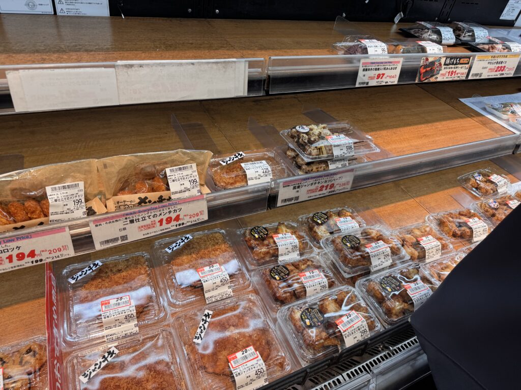 みなとみらいのスーパー揚げ物コーナー値引きされた惣菜が並ぶ様子