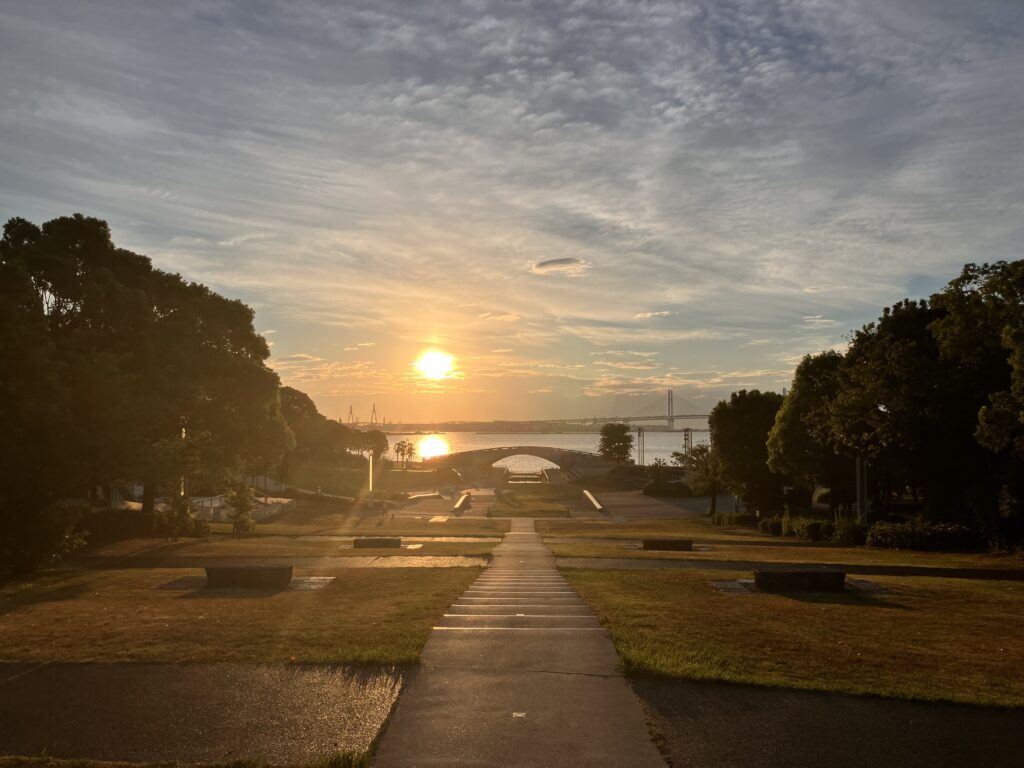 みなとみらいの朝焼け 新しいスタートを象徴する風景