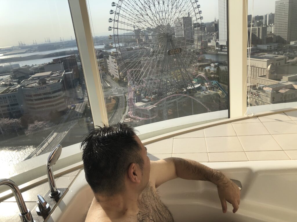 みなとみらいのバスルームから夜景が見える部屋