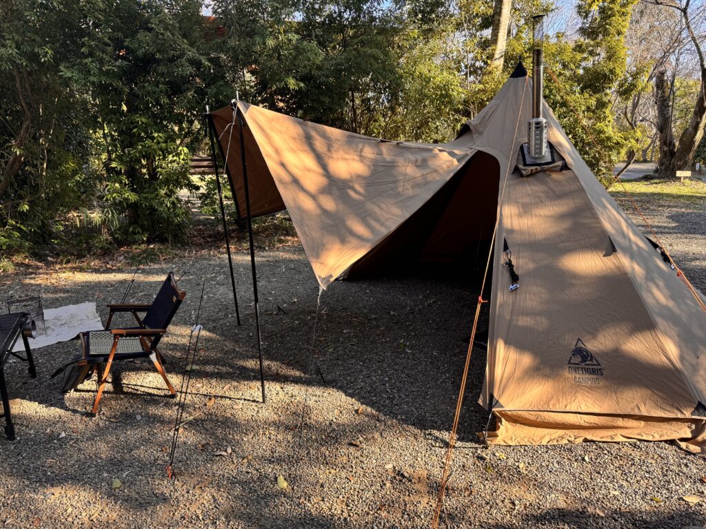 再生を象徴するソロキャンプのテントと自然の風景