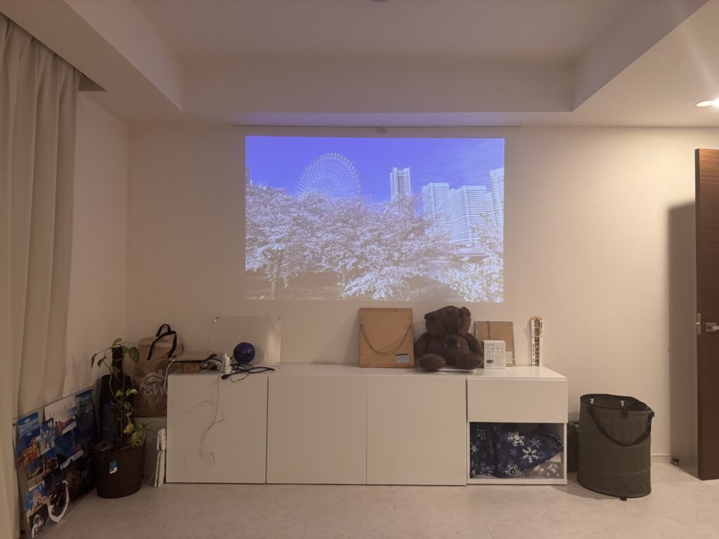 50代で環境を変えた部屋の様子 プロジェクターでみなとみらいの夜景を見る生活