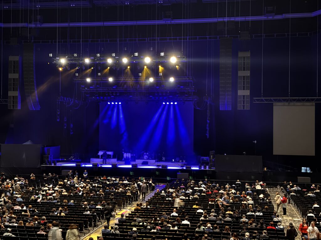 Ｋアリーナ横浜のダイアナ・ロスコンサート開園前の会場内のステージ