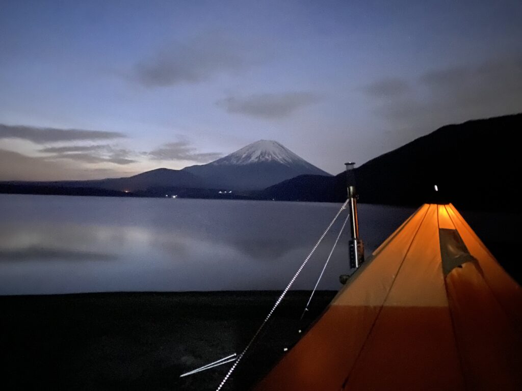 洪庵キャンプ場で行った冬キャンプのテントと本栖湖と富士山の風景