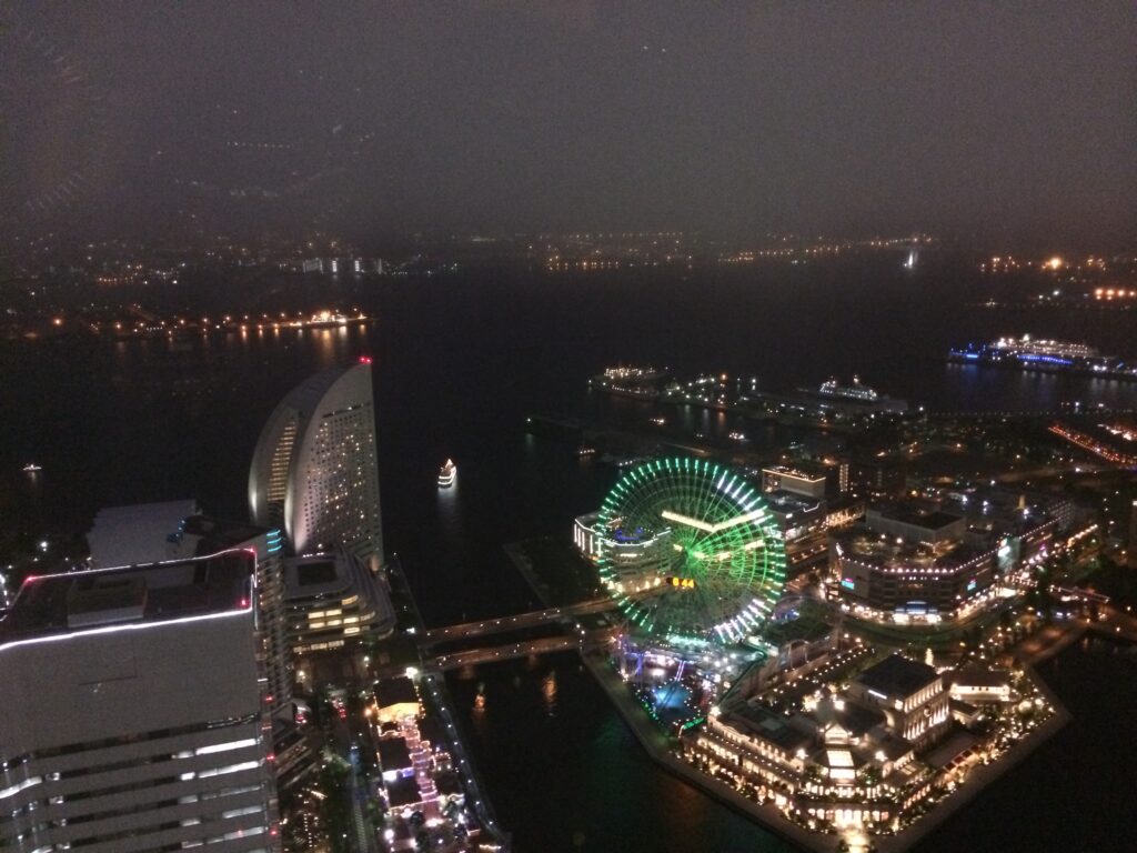 ランドマークから見下ろすみなとみらいの観覧車、インターコンチが一望できる夜景。