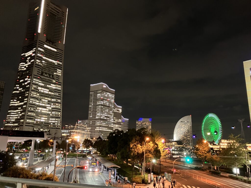 桜木町駅前から見たランドマークタワーとコスモクロック21の夜景