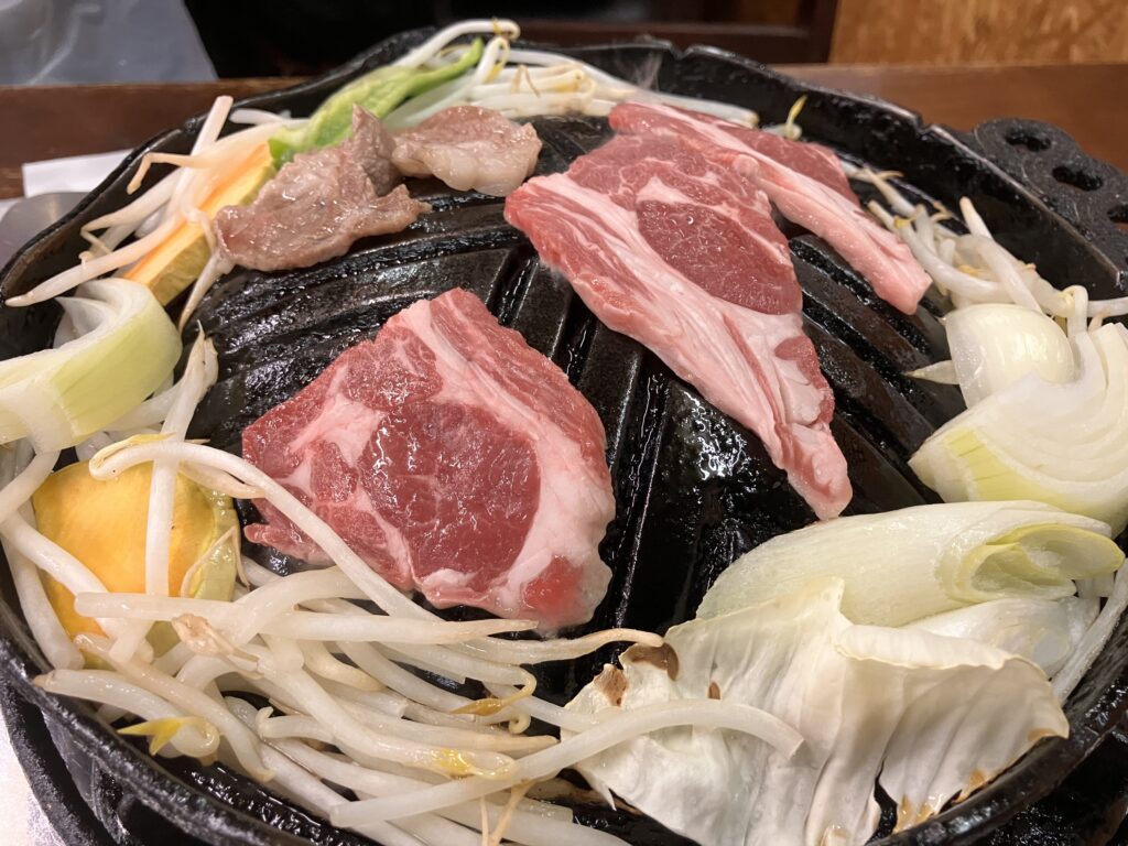 フクロウ亭のジンギスカンを焼いてる写真。