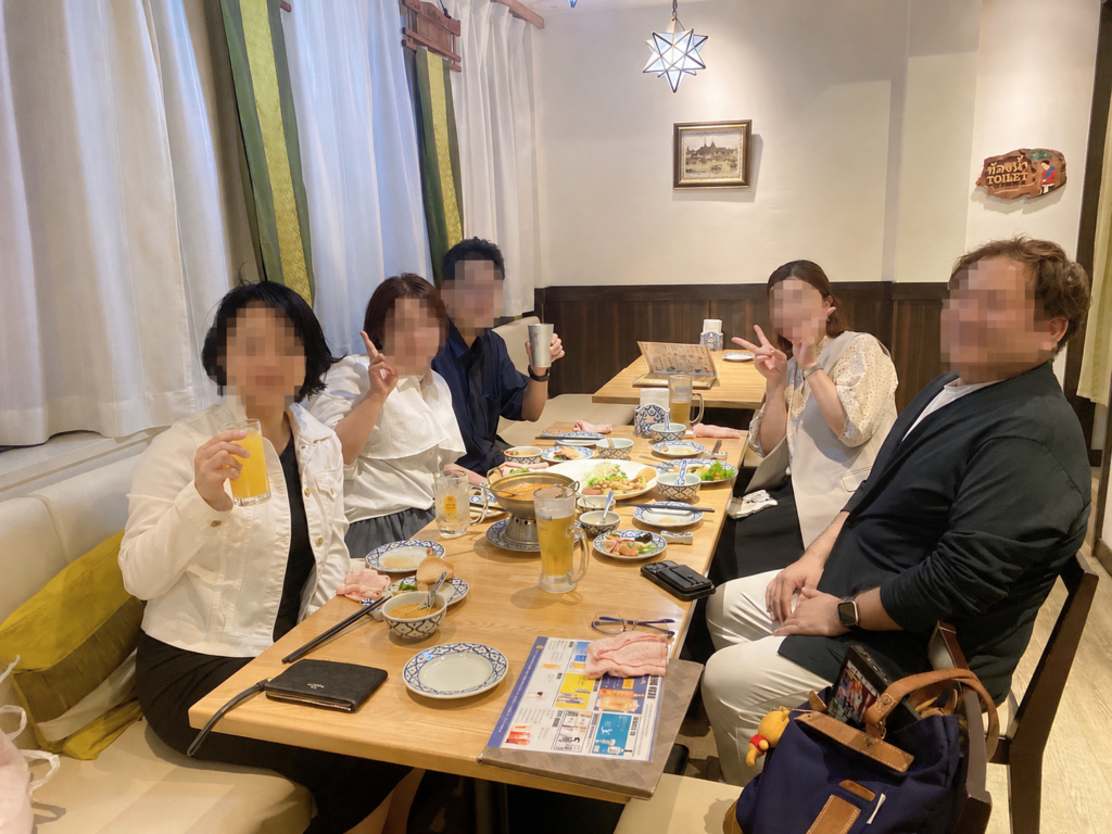 大学時代の友人との久しぶりの再会。同窓会で旧友と語り合ったひととき。(顔はモザイク加工)