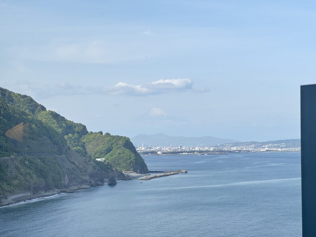 焼津グランドホテルラウンジから眺める駿河湾と富士山