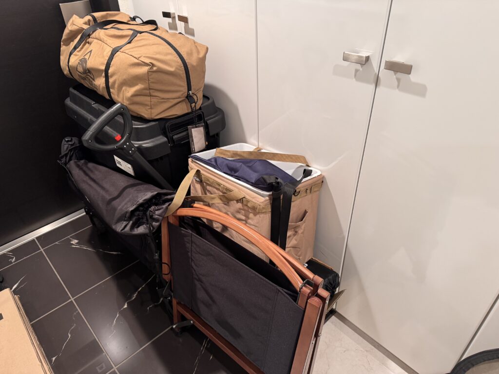 冬キャンプ用の荷物を玄関にまとめた様子。