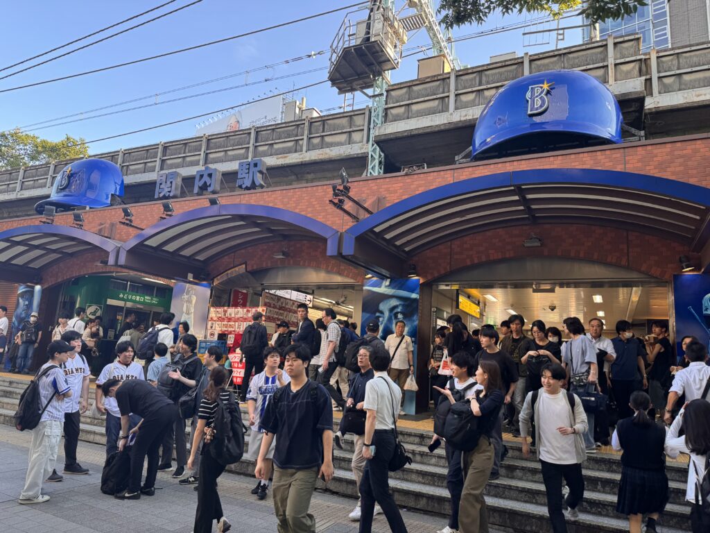 ベイスターズカラーに彩られた関内駅と試合前に集まるファン