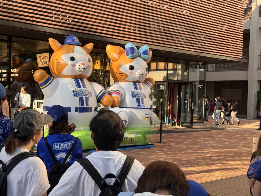 BASEGATE前のベイスターズ撮影スポットで写真を撮るファン