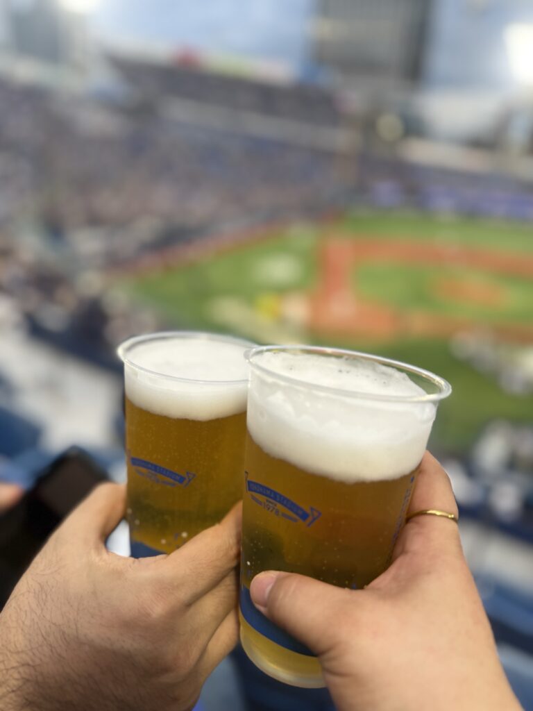 一杯めの浜スタでのビールを乾杯する画像