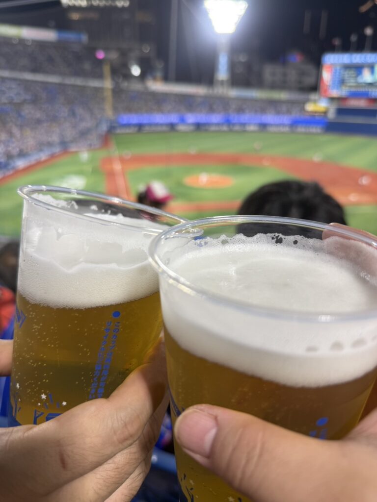 横浜スタジアムの観客席でビールを片手に乾杯 横浜DeNAベイスターズの試合を観戦しながら楽しむ時間