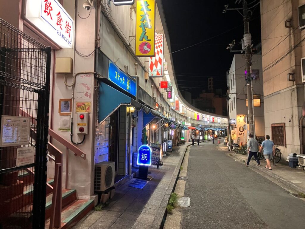 横浜・野毛の飲み屋街の夜の風景