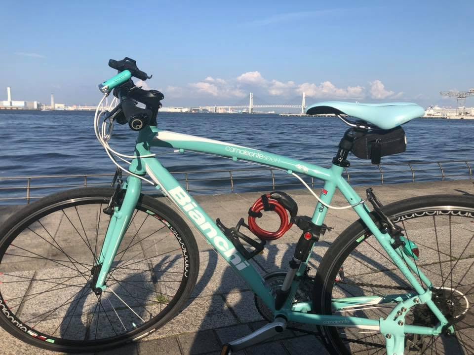 横浜ベイブリッジを背景に停めたビアンキのクロスバイク