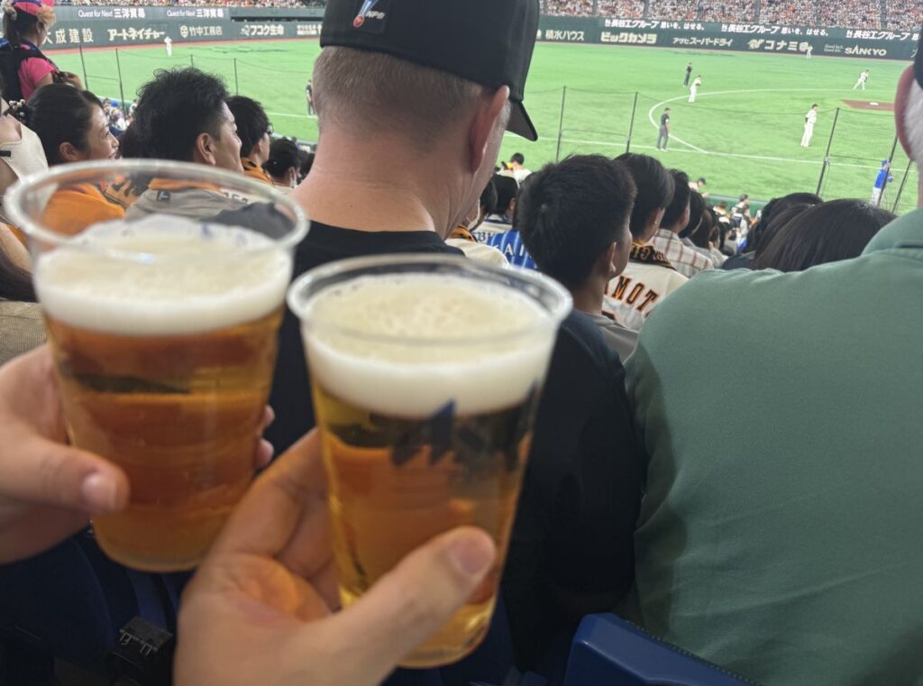 東京ドームの客席でビールを飲みながらクライマックスシリーズを観戦