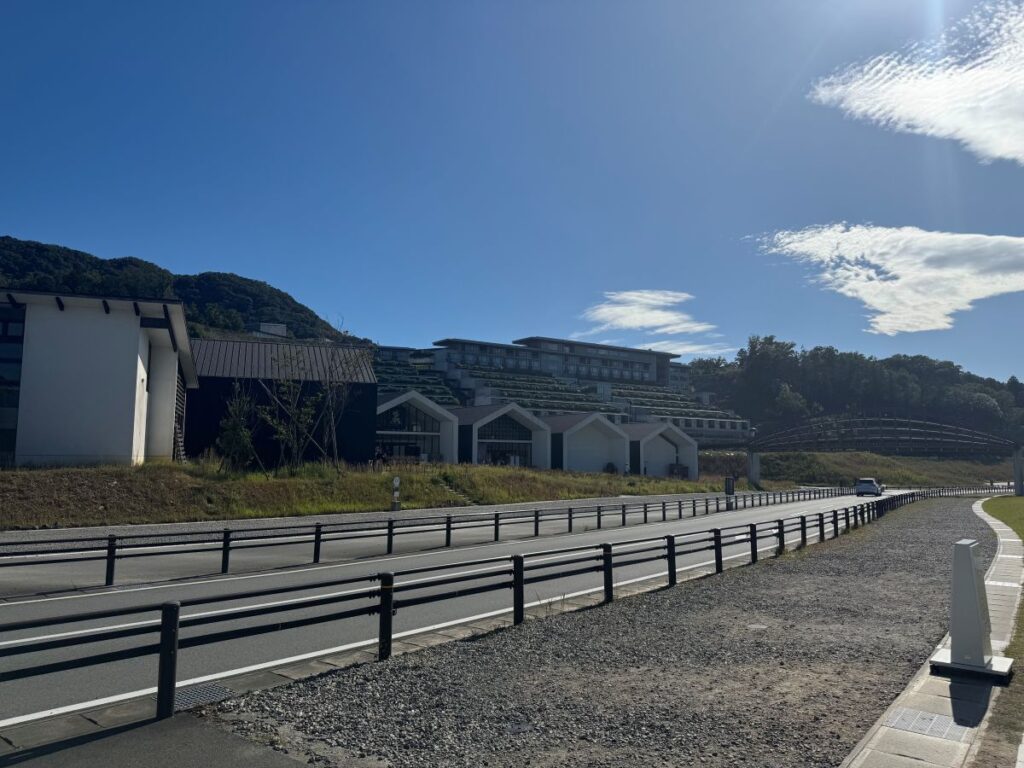三重県多気町の大型商業リゾートVISON。広々とした敷地に建物が並ぶ風景