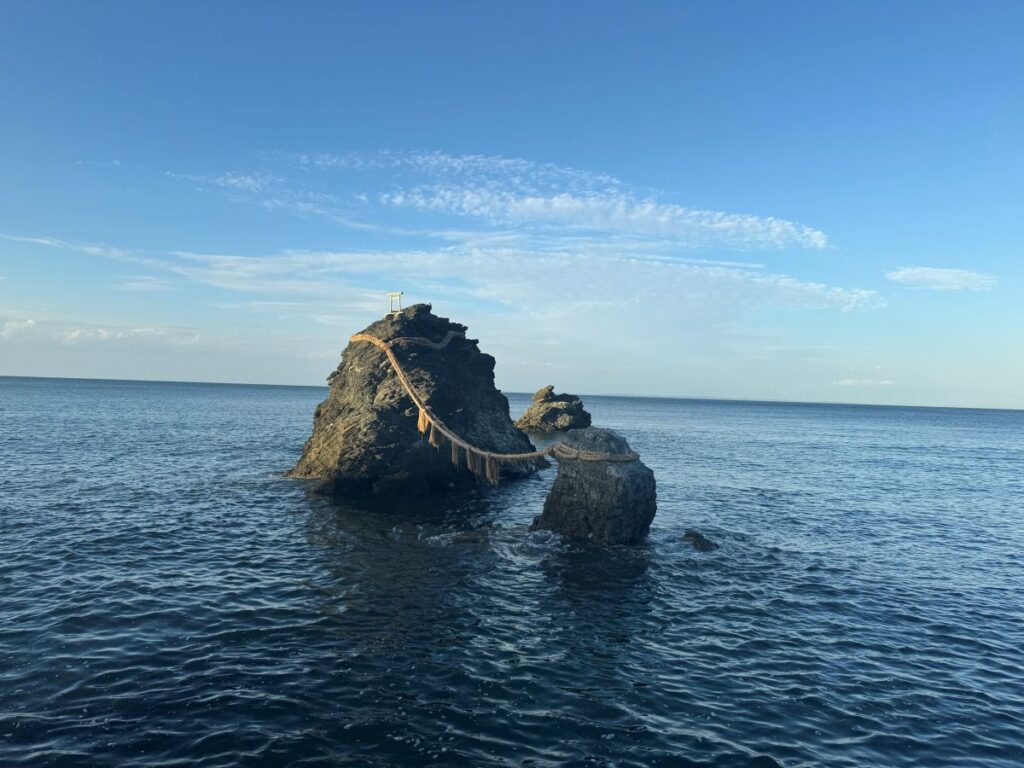 三重県伊勢市の二見浦にある夫婦岩。海に浮かぶ二つの岩がしめ縄で結ばれた風景
