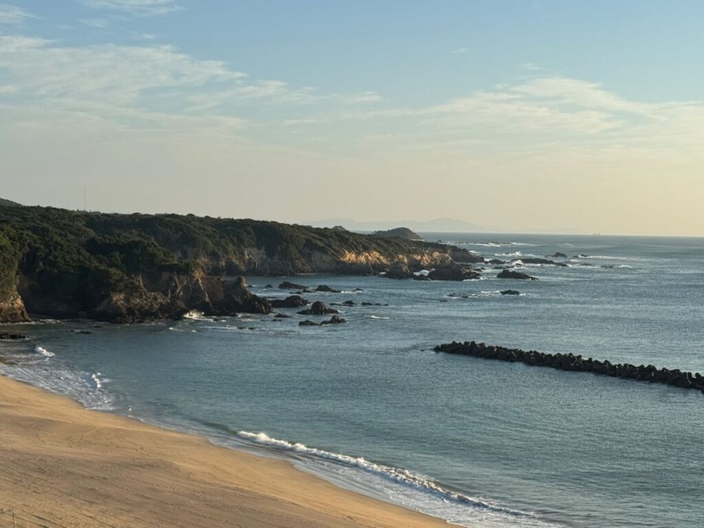 三重県鳥羽市の旅館「浜の雅亭 一井」の客室から眺めた海と海岸線の景色
