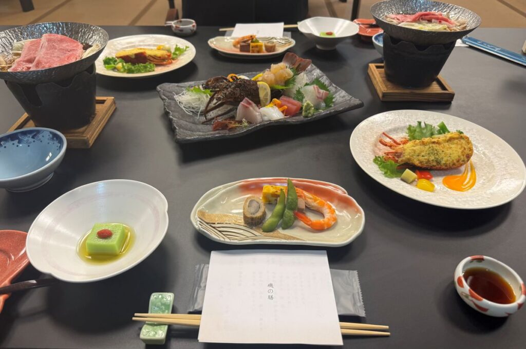 鳥羽の旅館「浜の雅亭 一井」でいただいた夕食。伊勢海老や焼き物などの料理が並ぶ食卓